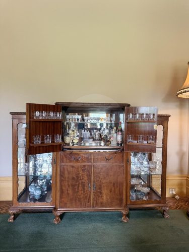 THE MANSION, ELSTERNWICK71