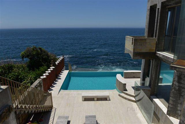 A cliffside infinity pool at a Sydney location house 