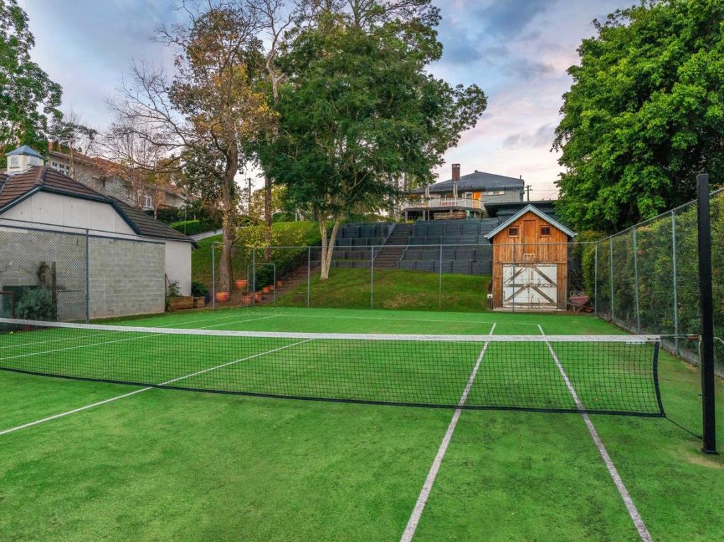 Ace Location houses with a tennis court Pure Locations