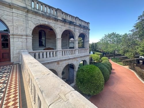 The Manor 42