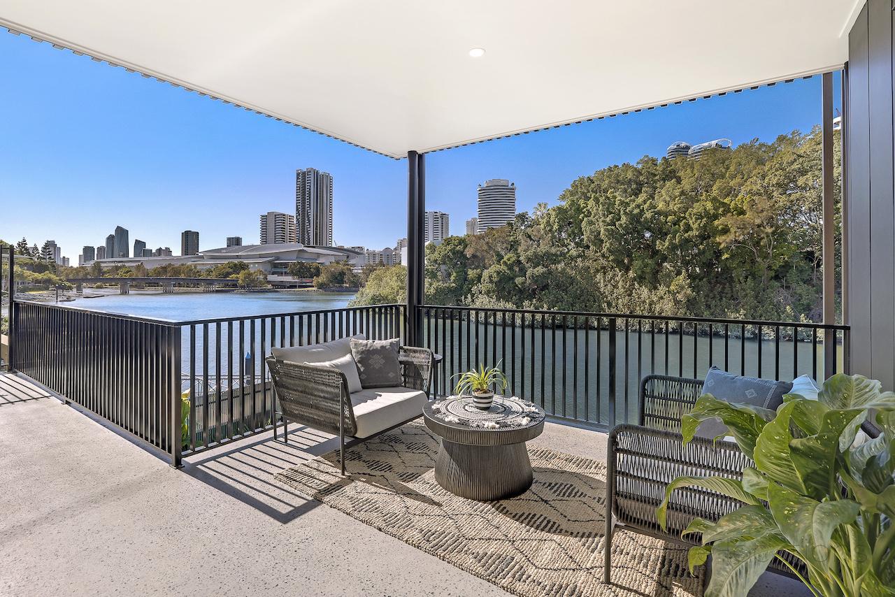Broadbeach Waters home with water views, location house with views