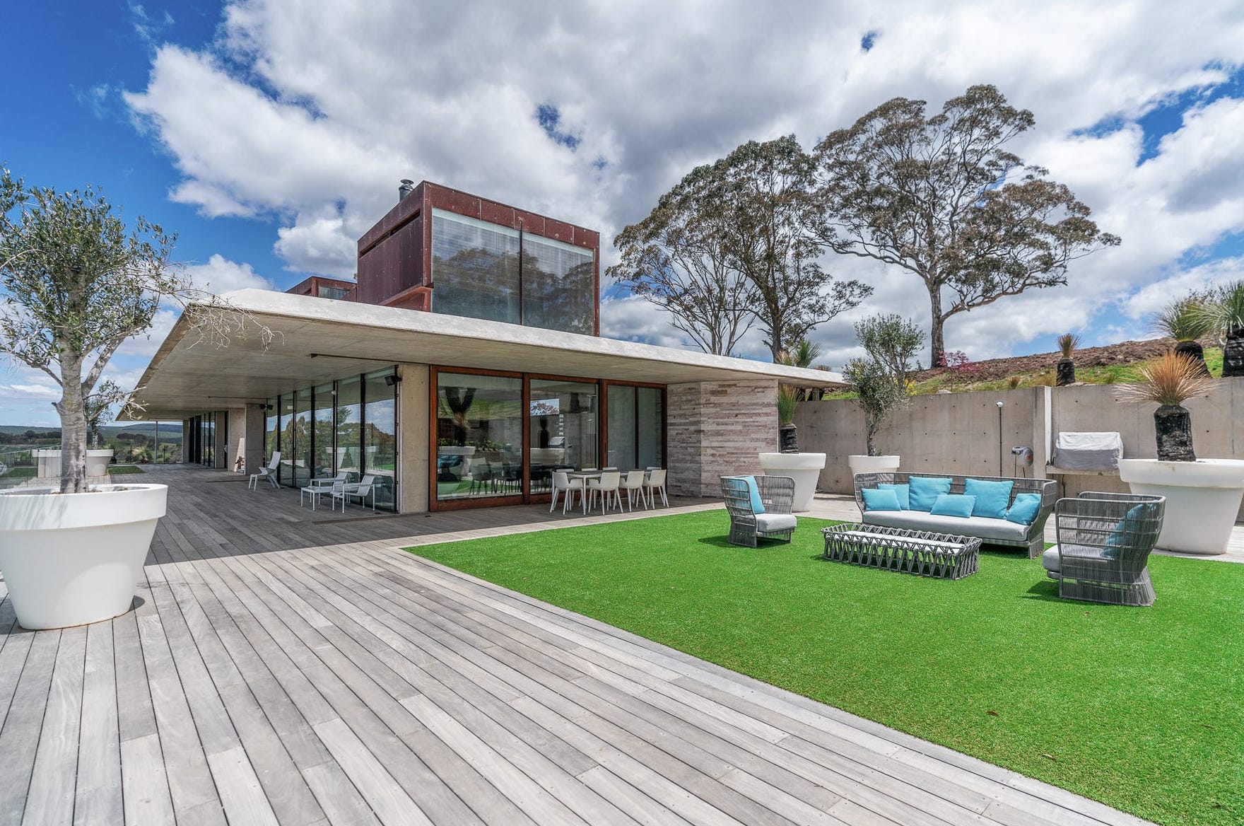 outdoor entertaining in Sydney's prestige real estate locations, artificial grass and how to use it 