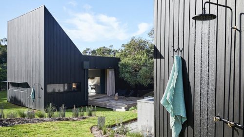 Flow-Mornington-Peninsula_OUTSIDE-SHOWER.jpg