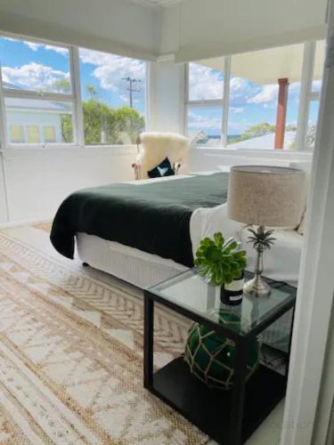 Jimmys-Place-Bundeena_King-bed.jpeg