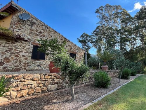 Sicilian-Farm-House-East-Warburton_f.jpeg