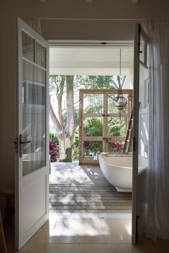 The-View-Coopers-Shoot-Byron-Bay-outdoor-bath.jpg