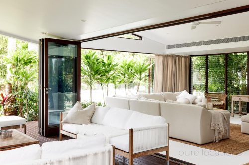 Villa-Del-Mar-Byron-Bay-Byron-Bay-outdoor-to-indoor-lounge.jpg