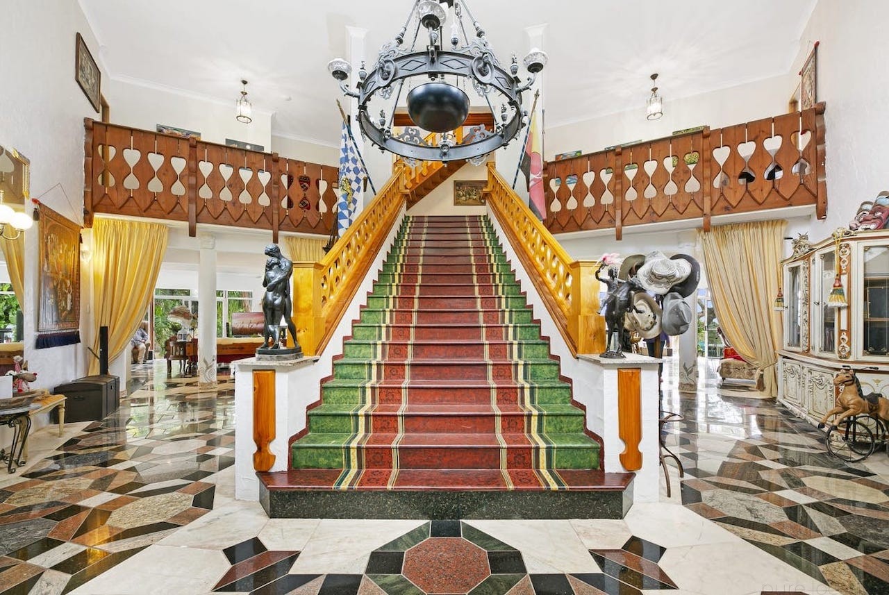 photoshoot locations with staircases