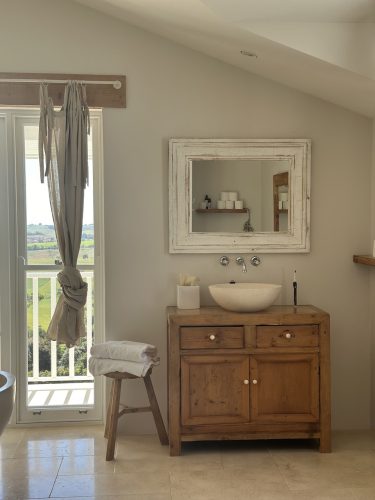 THE VIEW - MAIN BATHROOM