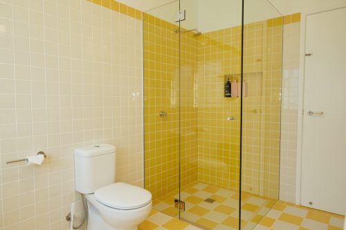 Flynn, Yamba_YellowBathroom_002