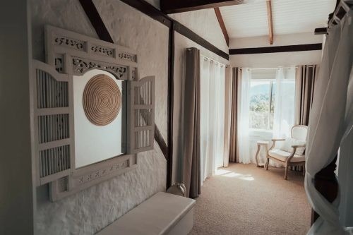 Adriatic Manor, Uki 28