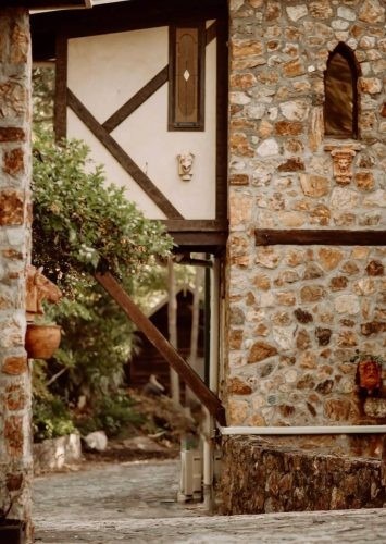 Adriatic Manor, Uki 40