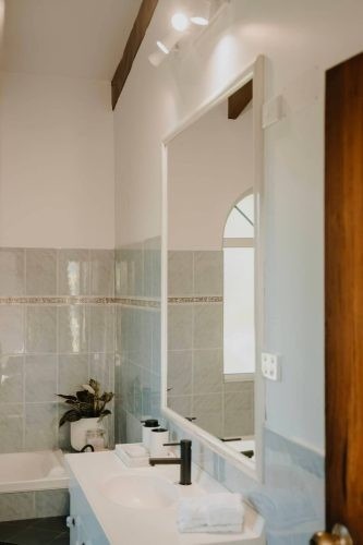 Adriatic Manor, Uki 8