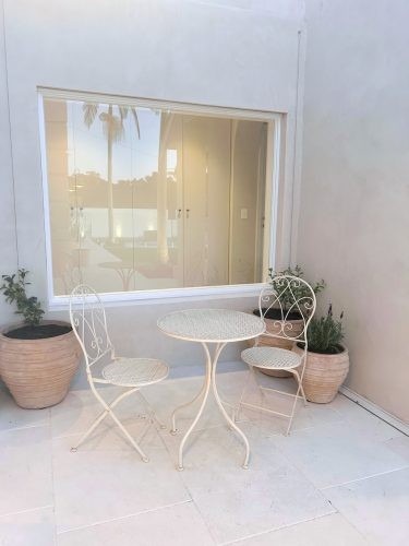 Le Monde, Avalon beach 28