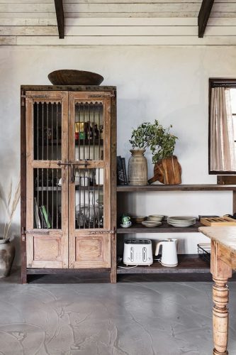 Runaway Studio, Elanora 1