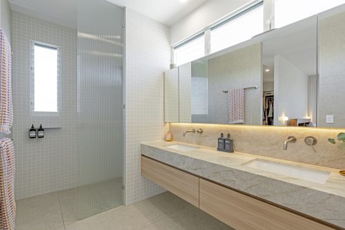 Hacienda, Sunshine Coast ensuitebathroom2