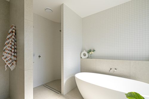 Hacienda, Sunshine Coast upstairsbathroom3