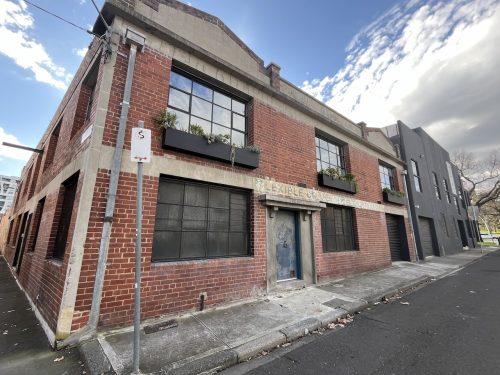facade garage driveway
