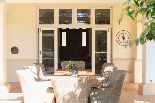 dining space outdoor area