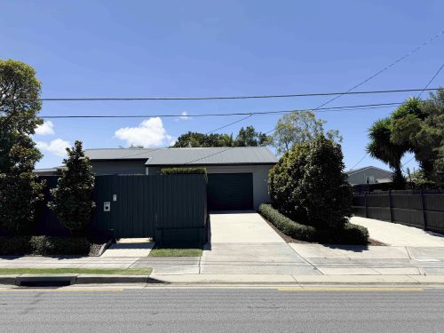 facade garage driveway