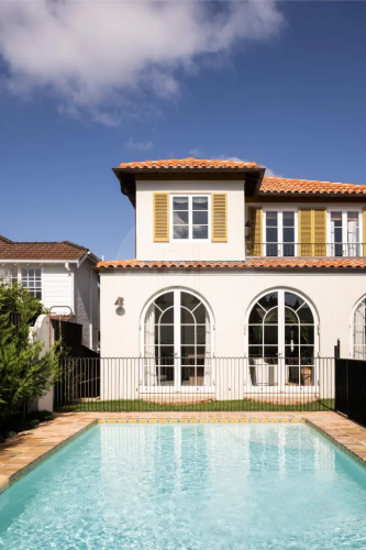 Amulet, Rose Bay 68