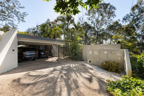 facade garage driveway