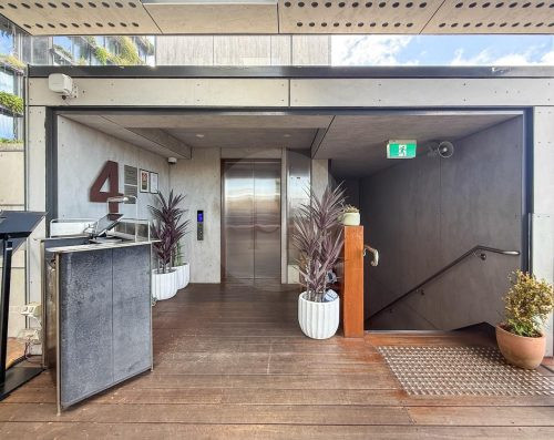 facade garage driveway