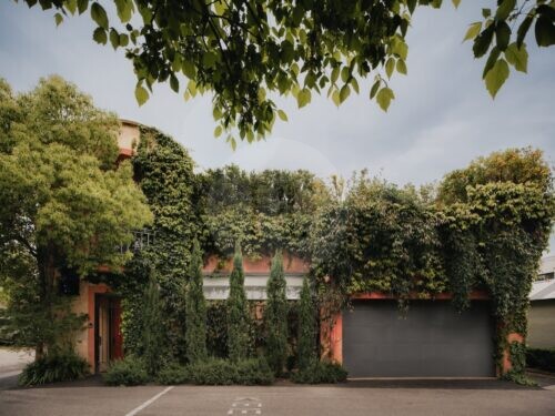 facade garage driveway