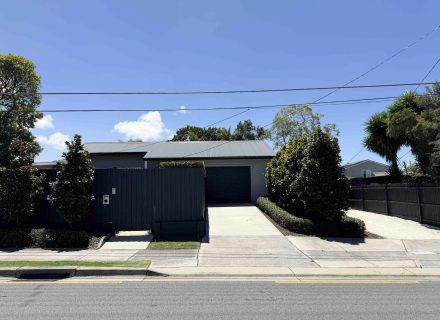 facade garage driveway