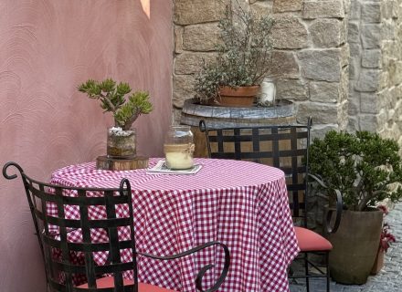 CAFE SCENE 1