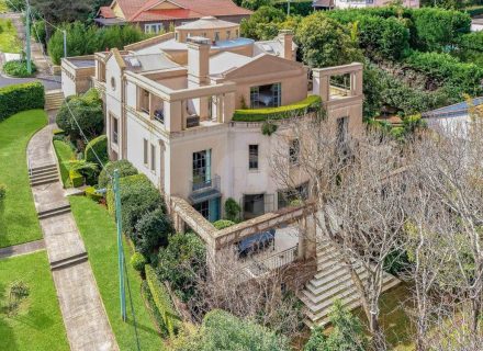 facade garage driveway