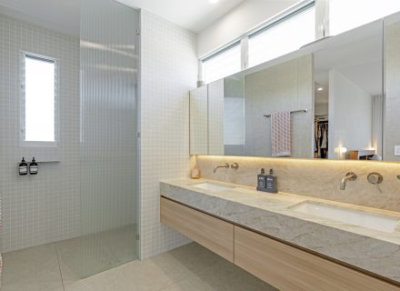 Hacienda, Sunshine Coast ensuitebathroom2