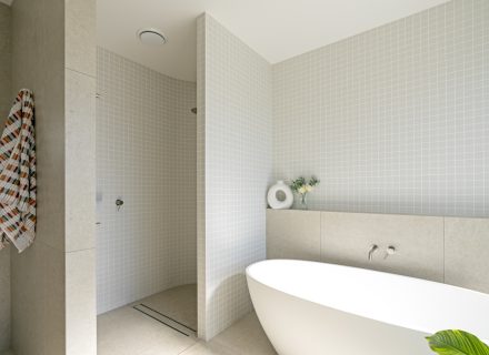 Hacienda, Sunshine Coast upstairsbathroom3