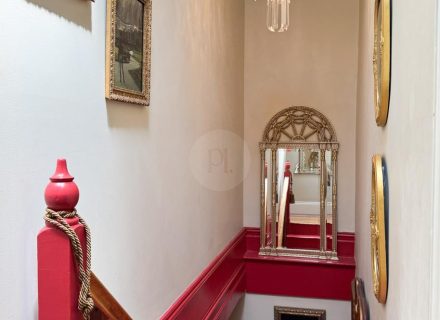 Hollywood Glamour, Collingwood - Staircase - 6