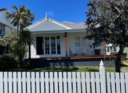 Jimmys-Place-Bundeena_Front-fence.jpg