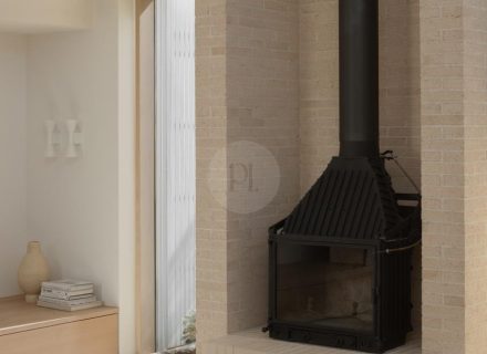 Liora, Caulfield South-32