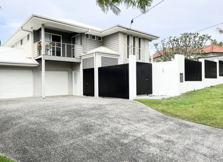 facade garage driveway