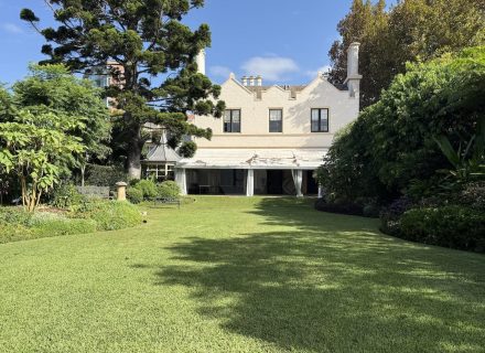 MACMILLAN HOLUSE DARLING POINT - GARDENS24