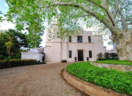 facade garage driveway