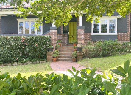 facade garage driveway