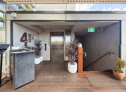 facade garage driveway