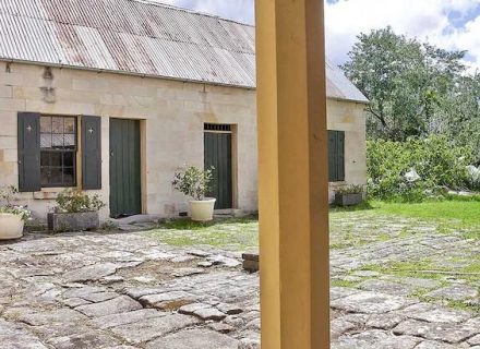 Pioneer-Cottage-Woodford_courtyard-1920x616-1.jpeg