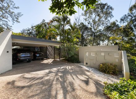 facade garage driveway