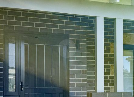 Facade garage driveway