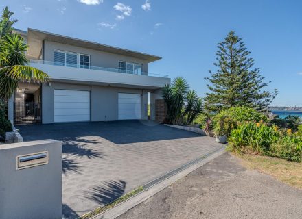facade garage driveway
