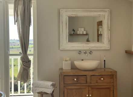 THE VIEW - MAIN BATHROOM