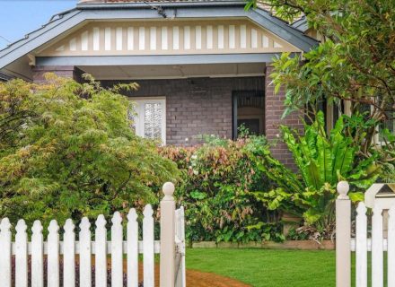facade garage driveway