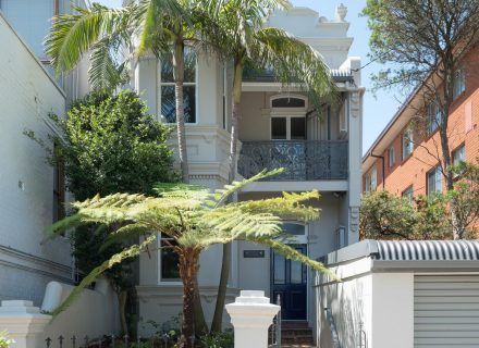 facade garage driveway