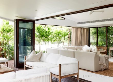 Villa-Del-Mar-Byron-Bay-Byron-Bay-outdoor-to-indoor-lounge.jpg