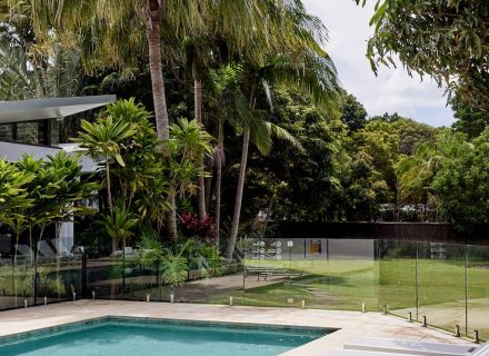 Villa-Del-Mar-Byron-Bay-Byron-Bay-pool-to-lounge-room.jpg